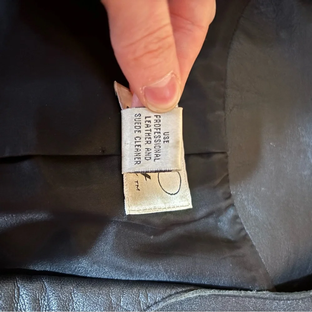 Vakko Vintage Black Leather Jacket for Women - Picture 5 of 9